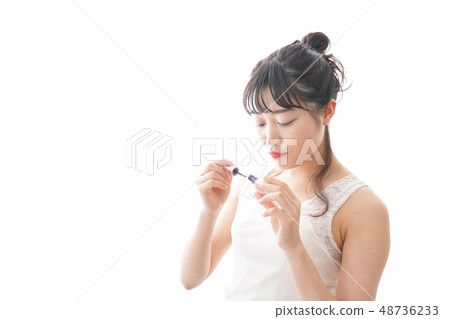 一位化妝的年輕女士 48736233