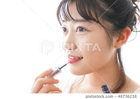 A young lady who makes a makeup A young lady who makes a makeup 48736238