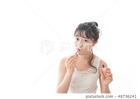 A young lady who makes a makeup A young lady who makes a makeup 48736241