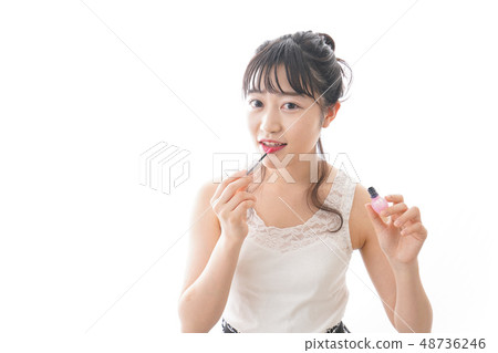 A young lady who makes a makeup A young lady who makes a makeup 48736246
