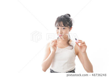 A young lady who makes a makeup A young lady who makes a makeup 48736248
