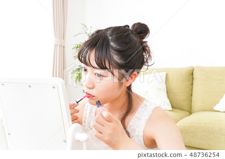 A young lady who makes a makeup A young lady who makes a makeup 48736254