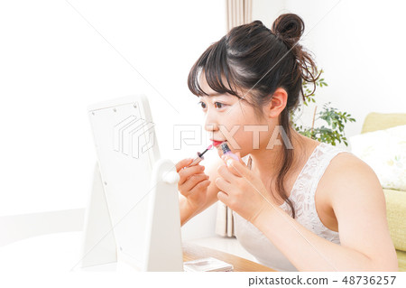 A young lady who makes a makeup A young lady who makes a makeup 48736257