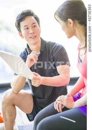 希望諮詢想要在訓練館健康飲食的女性的Ikemen男教練 希望諮詢想要在訓練館健康飲食的女性的Ikemen男教練 48736363