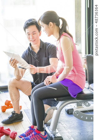 Ikemen男教練照顧在個人健身房不斷飲食的女性 Ikemen男教練照顧在個人健身房不斷飲食的女性 48736364