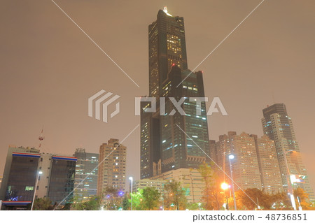 摩天大樓夜視圖在台灣高雄市 摩天大樓夜視圖在台灣高雄市 48736851