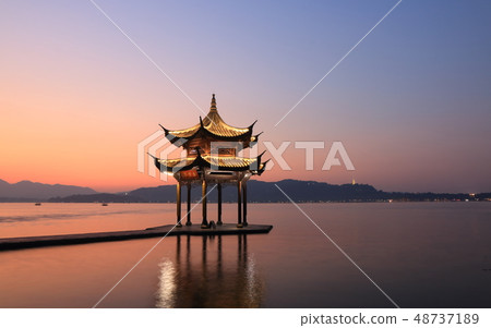 Sunset scenery of West Lake in Hangzhou, China Sunset scenery of West Lake in Hangzhou, China 48737189