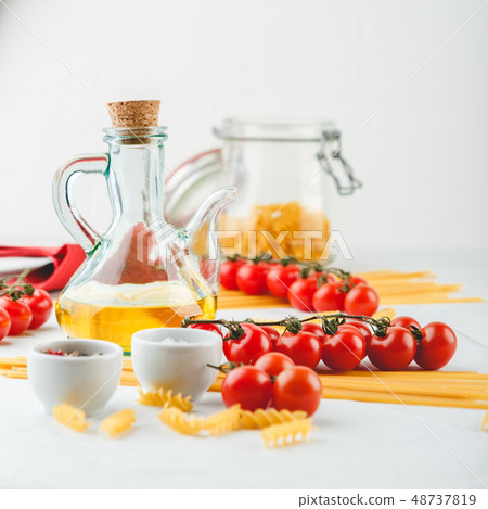 Italian Pasta with tomatoes, oil 48737819