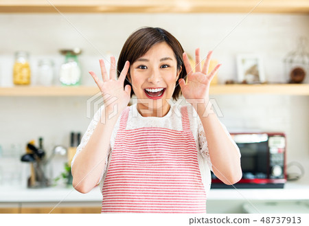 Amazing surprised housewife lady Amazing surprised housewife lady 48737913