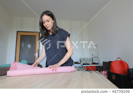 seamstress got high-quality material from abroad. seamstress got high-quality material from abroad. 48739206