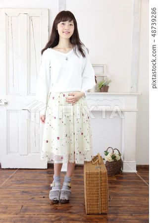 一個年輕的女子走出去 一個年輕的女子走出去 48739286