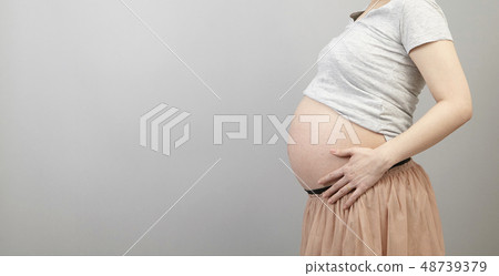 Maternity photo / solid color / left side Maternity photo / solid color / left side 48739379