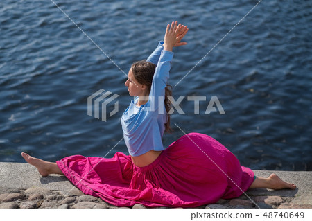 caucasian woman doing asana hanumanasana caucasian woman doing asana hanumanasana 48740649