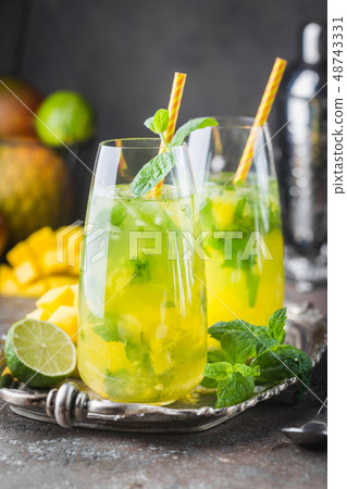 Mango mint mojito cocktail 48743331