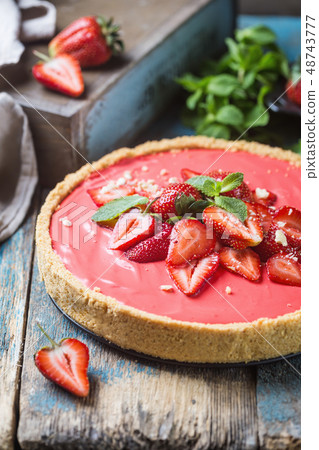 Tart with strawberries 48743777