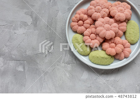 Flower cookies on a plate on a gray background 48743812