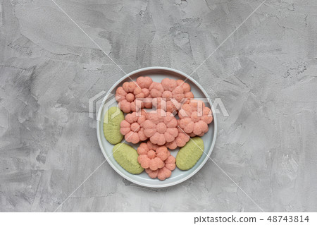 Flower cookies on a plate on a gray background. 48743814