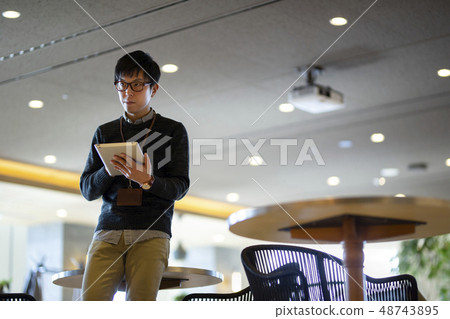 A casual businessman who works in a share office 48743895