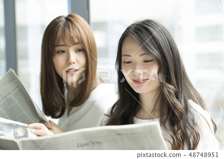讀報紙的兩名婦女在窗口邊 讀報紙的兩名婦女在窗口邊 48748951
