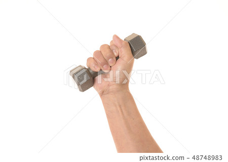 舉行啞鈴的資深手 舉行啞鈴的資深手 48748983