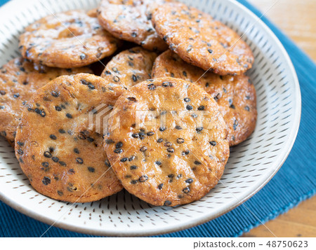 Sesame rice cracker 48750623