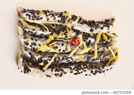 在千葉縣Kujukuri的芝麻鹹菜配沙丁魚當地美食 在千葉縣Kujukuri的芝麻鹹菜配沙丁魚當地美食 48751099