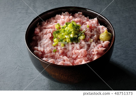 Tuna tuna with tuna and green onion 48751373