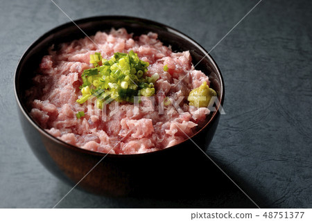 Tuna tuna with tuna and green onion 48751377