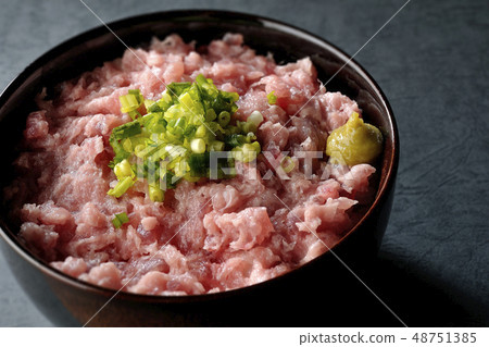 Tuna tuna with tuna and green onion 48751385