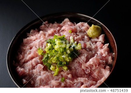 Tuna tuna with tuna and green onion 48751439