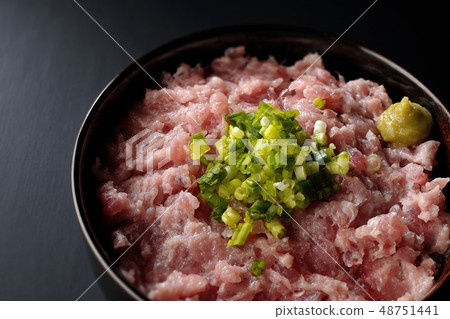 Tuna tuna with tuna and green onion 48751441