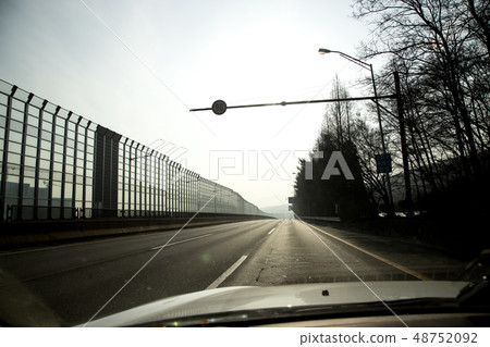 有聲障礙的道路 48752092
