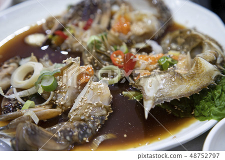 在一塊白色板材的醬油醃火腿 48752797