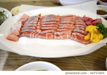 在板上的鱒魚 48752803