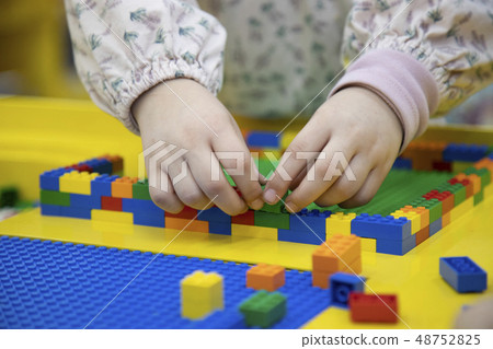 一個孩子專注於玩具遊戲 一個孩子專注於玩具遊戲 48752825