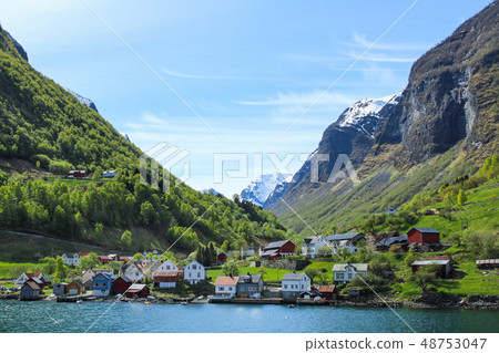挪威峽灣景觀在陡峭的懸崖下如詩如畫的小鎮 挪威峽灣景觀在陡峭的懸崖下如詩如畫的小鎮 48753047