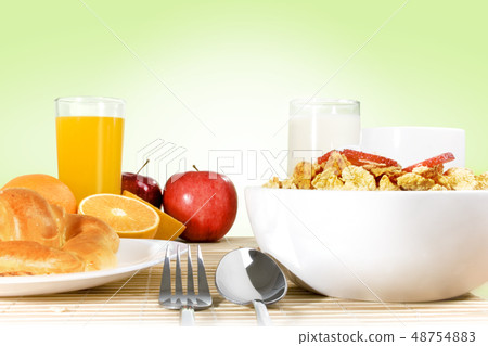 Light breakfast setting over bamboo placemat, gree 48754883