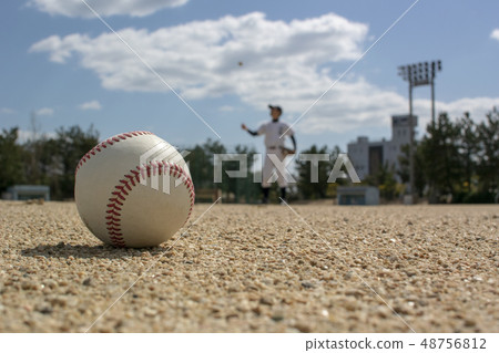 A baseball player who throws a ball lightly 48756812