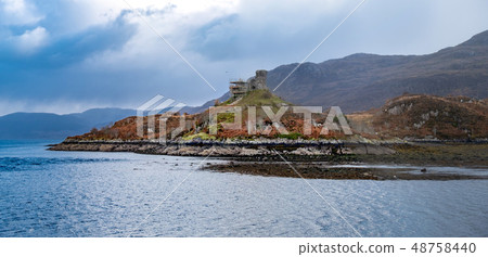 Scaffold around 'Caisteal Maol', Gaelic: Caisteal, 'Castle', Maol, 'bare' , a ruined castle located 48758440