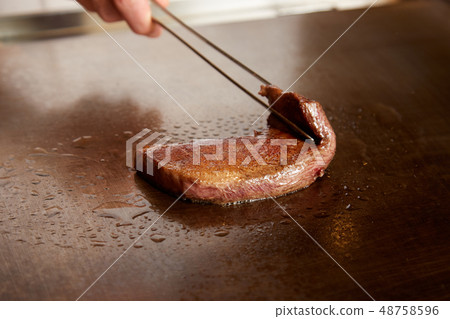 Beef tongue grilled with iron plate 48758596