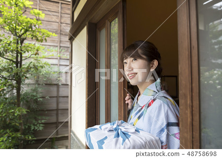 Summer image Yukata woman Yukata figure Exit the entrance Summer image Yukata woman Yukata figure Exit the entrance 48758698