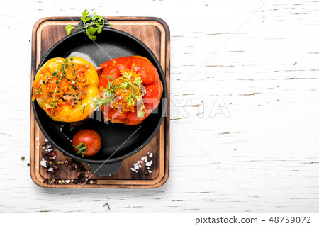 Pepper stuffed with meat 48759072