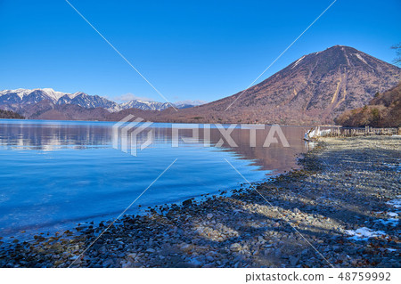 從日光中禪寺湖南岸到剩餘積雪西北部的山脈(滿山等) 從日光中禪寺湖南岸到剩餘積雪西北部的山脈(滿山等) 48759992