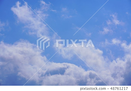 天藍色的天空雲 天藍色的天空雲 48761217