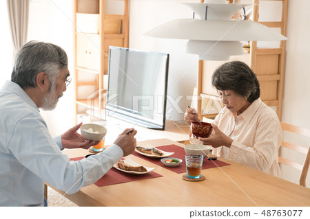 Japanese senior couple eating breakfast 48763077