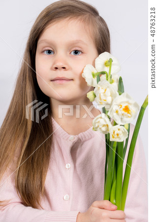 girl holding daffodils girl holding daffodils 48763218