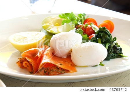 Morning Plate 48765742