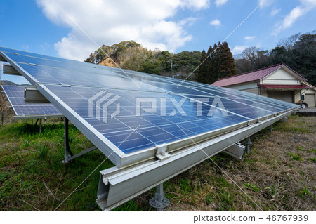 太陽能發電和藍天 太陽能發電和藍天 48767939