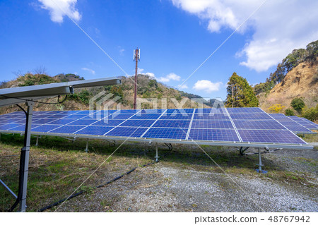 太陽能發電和藍天 48767942