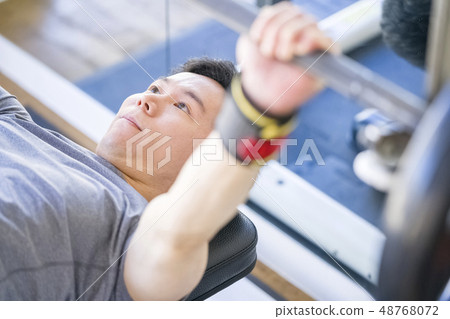 一個堅忍的年輕男性優秀男子氣概誰做嚴重表達與思想重量訓練的臥推 48768072